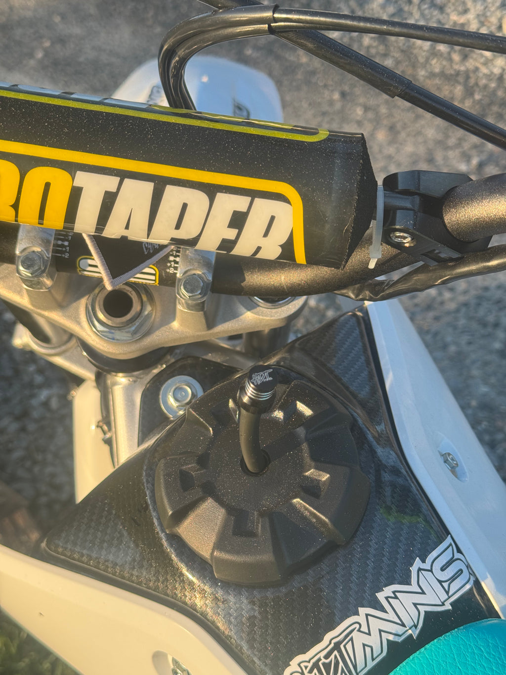 HDTMINIS BILLIET ANODISED VENT CAP WITH HOSE / FUEL BREATHER