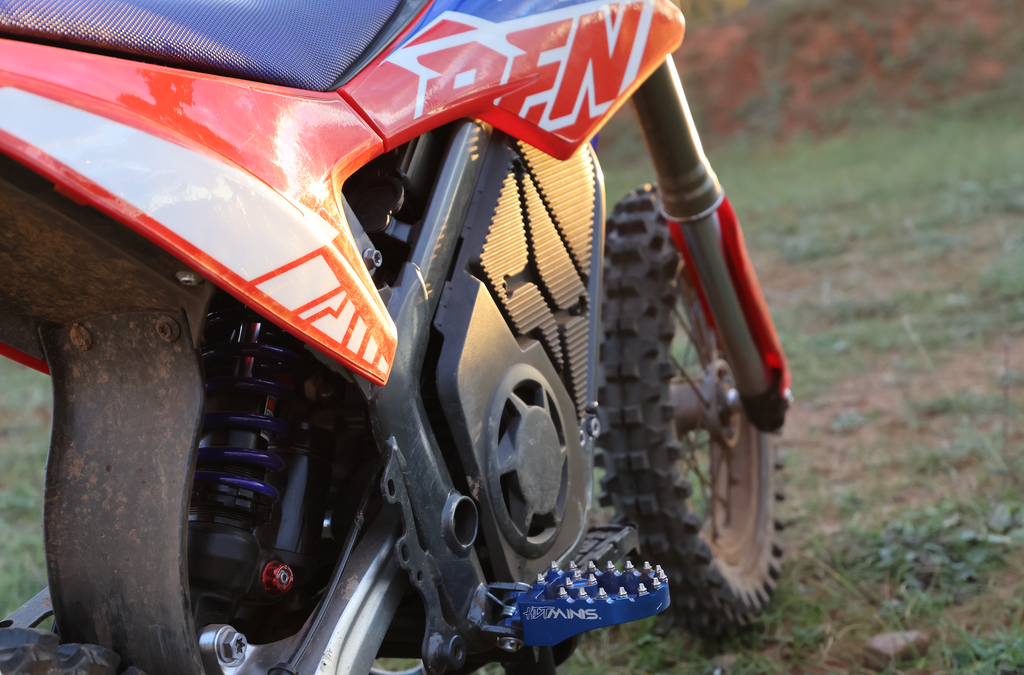 FOOT PEGS